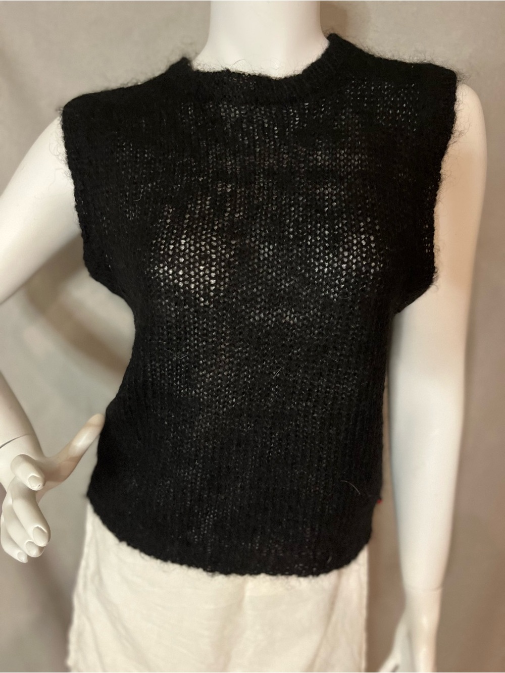Tommy Hilfiger Sleeveless Lightweight  Sheer Knit Wool/Mohair Vest - Picture 3 of 13